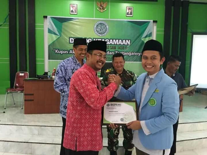 Penyerahan Piagam Penghargaan Kepada Narasumber dalam Kegiatan Dialog Keagamaan BKPRMI Kepulauan Riau